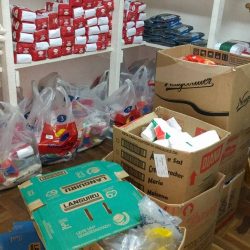 Voluntárias da Sociedade Santo Antônio arrecadam doações de roupas e alimentos e atendem mais de 200 pessoas por  mês
