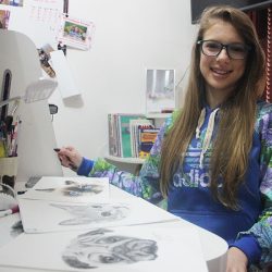 Artista de 13 anos estreia  com exposição “Através de um lápis preto”