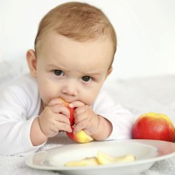 Cartilha explica o que fazer em caso de engasgamento em bebês