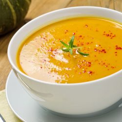 Sopa de moranga e gengibre deliciosa e nutritiva
