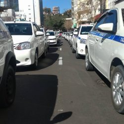 Taxistas exigem em manifestação que aplicativo Uber deixe de operar em Bento Gonçalves