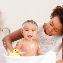 Banho precisa ser divertido para as mães e para os filhos