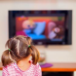Ver muita televisão pode diminuir capacidade de concentração das crianças