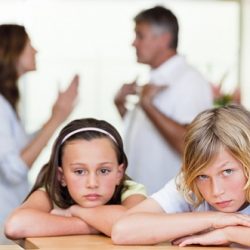 Divórcio de pais afeta as crianças de diferentes maneiras em cada fase da vida