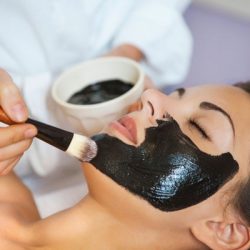 Máscara de carvão ajuda a limpar a pele