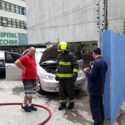 Motor de veículo incendeia no centro