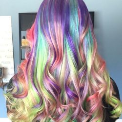 A tendência do cabelo arco-íris ganha espaço nos salões
