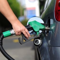 Preço da gasolina sobe e passa dos R$ 4 por litro