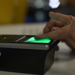 Justiça Eleitoral alerta sobre  notícia  falsa de multa para quem não fizer biometria