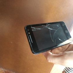 Películas para celular evitam telas quebradas