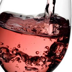 Estudo afirma que taça de plástico muda sabor de vinho e espumante