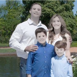 Fotógrafo pesa a mão no Photoshop e foto de família vira piada nas redes
