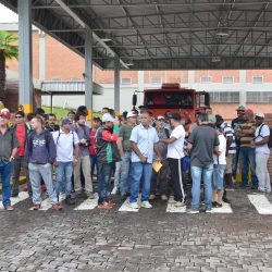 Trabalhadores fazem manifestação na Isabela depois de serem dispensados e não receberem salário