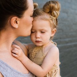 Cientistas afirmam que beijo de mãe “cura”