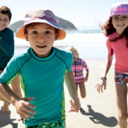 Camisas com proteção UV ajudam a proteger as crianças do sol