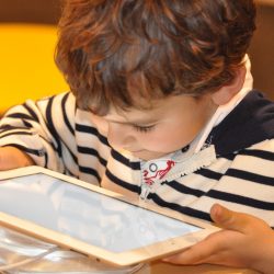 Dia da Internet Mais Segura alerta sobre riscos do uso da rede por crianças