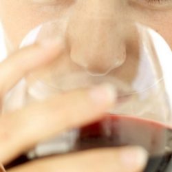 Estudo afirma que vinho tinto ajuda no  combate às bactérias da boca