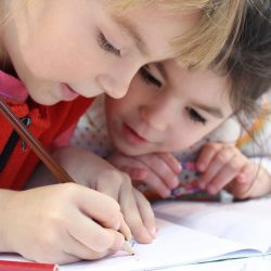 Tecnologia dificulta  crianças segurarem lápis