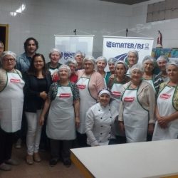 Grupo de mulheres de Faria Lemos participa de curso de qualificação para preparo de massas frescas e recheadas