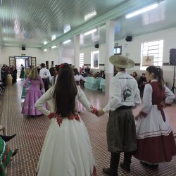 Festival de artesanato, dança e  música anima município