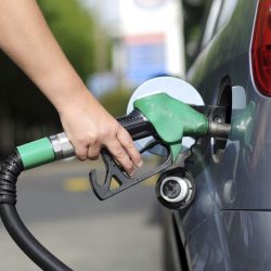 Preço da gasolina sobe em refinarias, mas  baixa nos postos, diz ANP