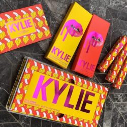Kylie Jenner lança coleção de verão de maquiagens