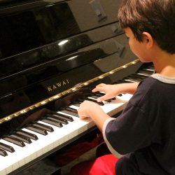 Estudo diz que aulas de música melhoram alfabetização de crianças