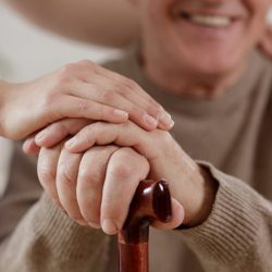 Acréscimo de 25% na aposentadoria para quem precisa de auxílio permanente é positivo, diz advogado