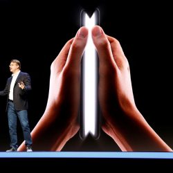 Samsung mostra celular dobrável para desenvolvedores
