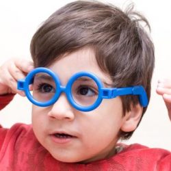 Reduza risco de miopia  deixando seu filho brincar ao ar livre