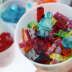 Balinhas de gelatina em formato de lego para divertir os pequenos