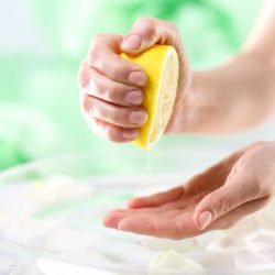 Aprenda como tirar o cheiro de água sanitária das mãos