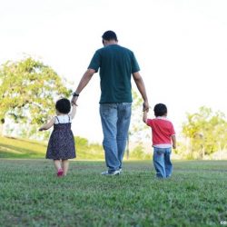Homens e mulheres que criam sozinhos os filhos poderão antecipar aposentadoria