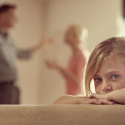Como as crianças reagem ao divórcio de acordo com a idade?