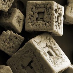 Grãos de sal vistos sob um microscópio eletrônico