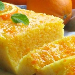 Plum cake de laranja de forno de microondas em cinco minutos