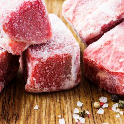 Vai descongelar carne? Aprenda como descongelar corretamente