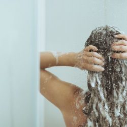 Diluir o shampoo na água: pode ou não?