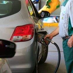 Após dois meses sem alta, Petrobrás anuncia aumento da gasolina