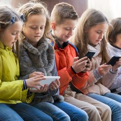 Google lança plataforma para ajudar crianças a reconhecer notícias falsas