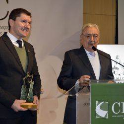 Homenageado do CIC  relembra trajetória ao receber troféu  Dom Empreendedor
