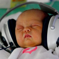 Cientistas descobrem música de flauta que ajuda a  construir o cérebro de bebês prematuros