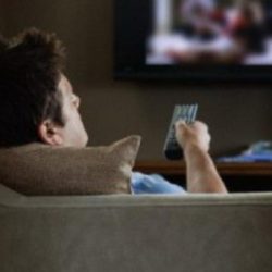 Ficar em frente a TV pode elevar os riscos de problemas cardiovasculares