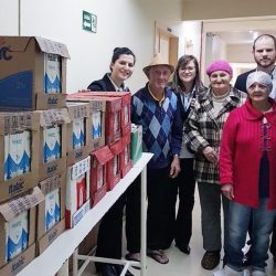 Parceiros Voluntários entregam donativos no Lar do Ancião