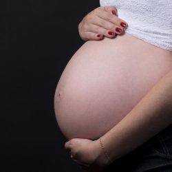 Trabalhadora grávida é demitida por justa  com mais de 40 faltas
