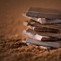 Pesquisadora brasileira cria chocolate mais nutritivo com pitadas de uva e couve