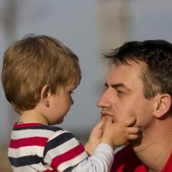 Você sabia que olhar nos olhos dos pais ajuda o filho a falar mais rápido?