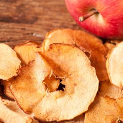 Como fazer chips de maçã para os lanches do dia