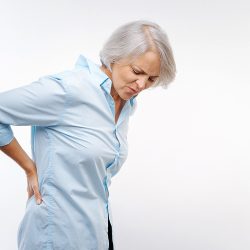 Dor na coluna pode afetar a rotina de trabalho e ser um dos principais motivos de auxílio-doença