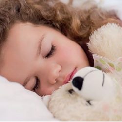 Hora da soneca! Regular o sono pode melhorar o comportamento da criança